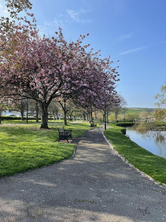 2 Chatsworth Riverscape Apartments - Peaceful Apartment In Great Location With Free Parking Overlooking The Gannel Just A Short Walk From Newquays Incredible Beaches And Local Amenities نيوكويي المظهر الخارجي الصورة